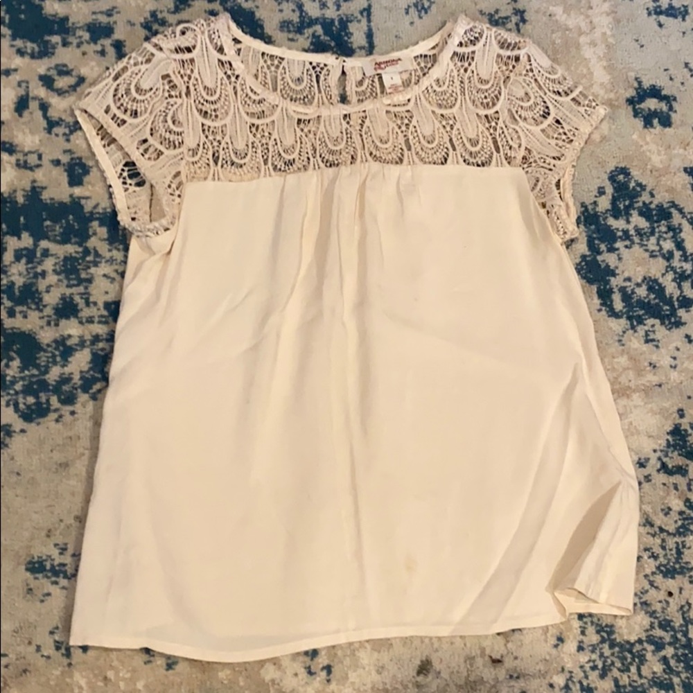 Cream color-lace too/sleeve flowy shirt